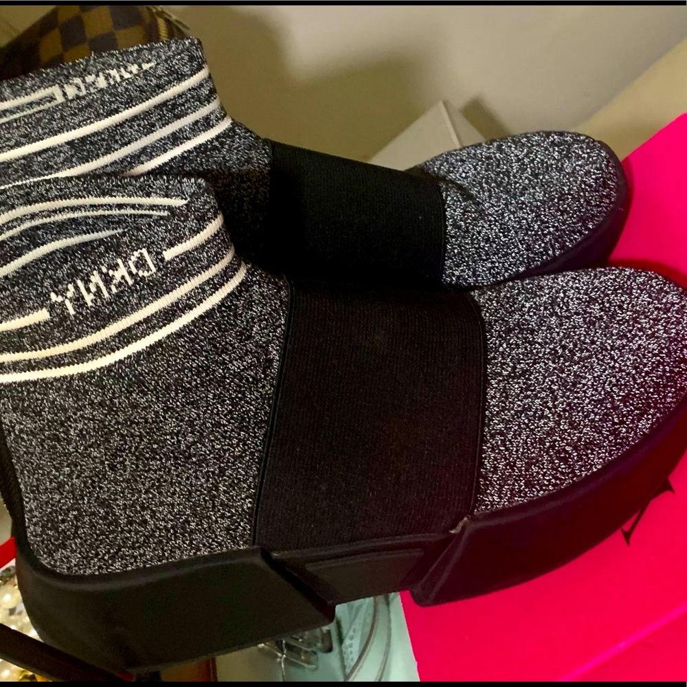 DKNY blends a striped sock silhouette💎36